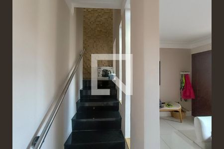 Sala - Escadas do 2º Pavimento de casa à venda com 3 quartos, 120m² em Vila Ipojuca, São Paulo