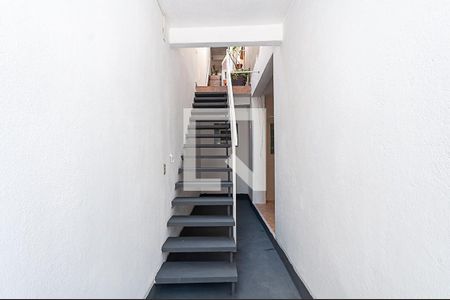 Casa para alugar com 55m², 1 quarto e sem vaga Casa para alugar com 55m², 1 quarto e sem vagaEscada