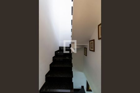 Casa à venda com 100m², 3 quartos e 2 vagas Casa à venda com 100m², 3 quartos e 2 vagasEscada