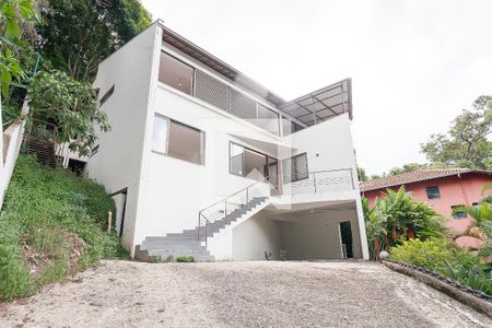 Casa de condomínio à venda com 350m², 3 quartos e 6 vagas Casa de condomínio à venda com 350m², 3 quartos e 6 vagasFachada
