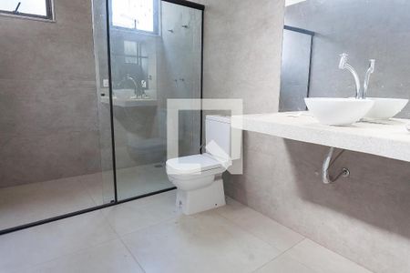 Casa de condomínio à venda com 350m², 3 quartos e 6 vagas Casa de condomínio à venda com 350m², 3 quartos e 6 vagasBanheiro Área externa