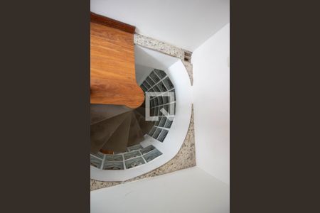 Apartamento para alugar com 91m², 3 quartos e sem vagaescada