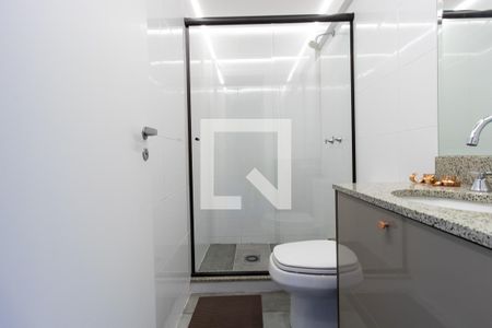 Banheiro de kitnet/studio para alugar com 1 quarto, 40m² em Centro, Curitiba