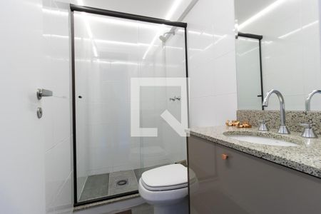 Banheiro de kitnet/studio para alugar com 1 quarto, 40m² em Centro, Curitiba