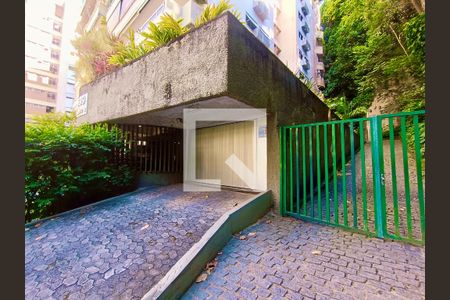 Apartamento para alugar com 168m², 4 quartos e 3 vagas Apartamento para alugar com 168m², 4 quartos e 3 vagasFachada com cartaz QA.
