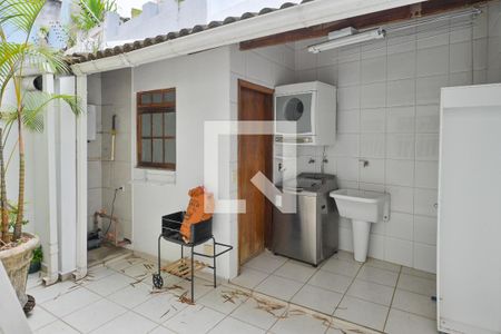 Casa à venda com 300m², 3 quartos e 2 vagas Casa à venda com 300m², 3 quartos e 2 vagasQuintal/Area de Serviço