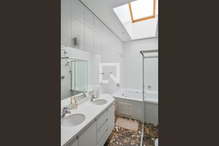 Casa à venda com 300m², 3 quartos e 2 vagas Casa à venda com 300m², 3 quartos e 2 vagasSuite Quarto 1