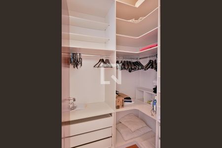 Casa à venda com 300m², 3 quartos e 2 vagas Casa à venda com 300m², 3 quartos e 2 vagasCloset