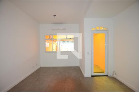 Sala de casa para alugar com 2 quartos, 81m² em Jardim Sulacap, Rio de Janeiro