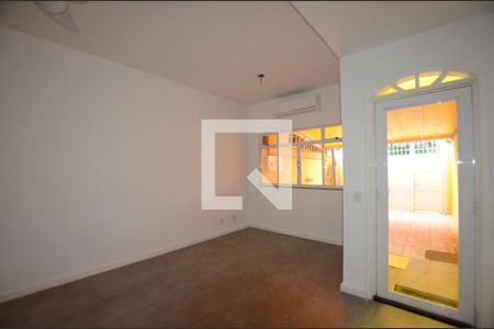 Sala de casa para alugar com 2 quartos, 81m² em Jardim Sulacap, Rio de Janeiro