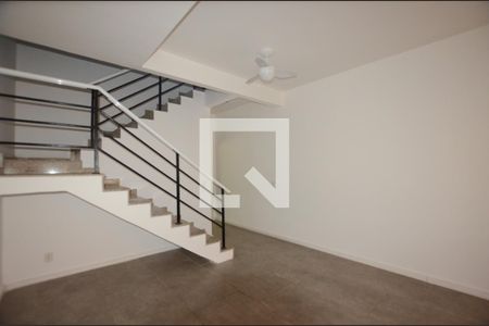 Sala de casa para alugar com 2 quartos, 81m² em Jardim Sulacap, Rio de Janeiro