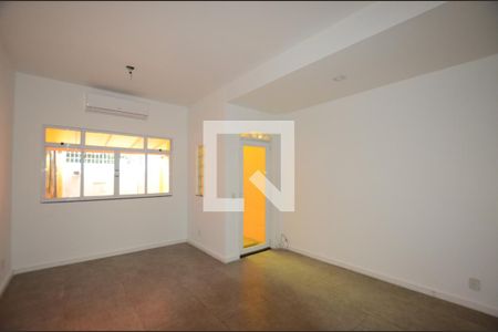 Sala de casa para alugar com 2 quartos, 81m² em Jardim Sulacap, Rio de Janeiro