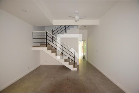 Sala de casa para alugar com 2 quartos, 81m² em Jardim Sulacap, Rio de Janeiro