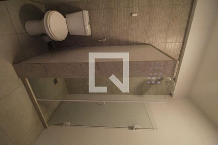 Casa de condomínio para alugar com 250m², 4 quartos e 1 vaga Casa de condomínio para alugar com 250m², 4 quartos e 1 vagaBanheiro social