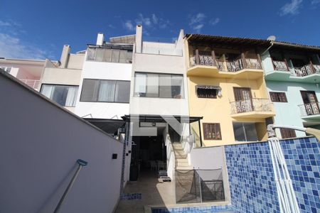 Casa de condomínio para alugar com 250m², 4 quartos e 1 vaga Casa de condomínio para alugar com 250m², 4 quartos e 1 vagaPiscina