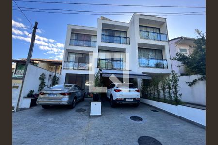 Casa de condomínio para alugar com 250m², 4 quartos e 1 vaga Casa de condomínio para alugar com 250m², 4 quartos e 1 vagaFachada