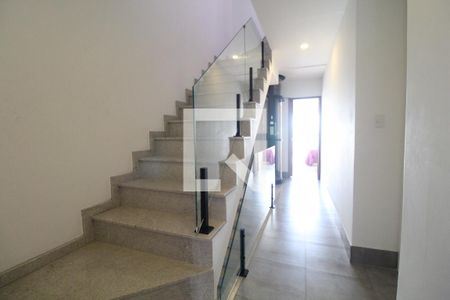 Casa de condomínio para alugar com 250m², 4 quartos e 1 vaga Casa de condomínio para alugar com 250m², 4 quartos e 1 vagaCorredor