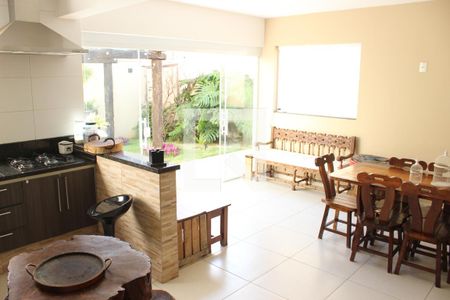 Casa de condomínio à venda com 250m², 3 quartos e 4 vagasÁrea comum - Salão de Lazer / Churrasqueira