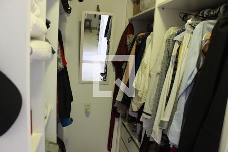 Casa de condomínio à venda com 250m², 3 quartos e 4 vagasCloset