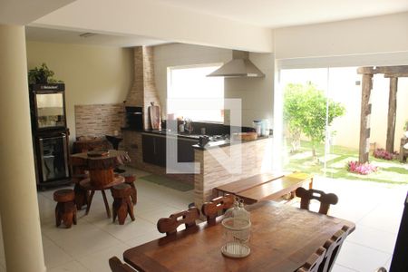 Casa de condomínio à venda com 250m², 3 quartos e 4 vagasÁrea comum - Salão de Lazer / Churrasqueira