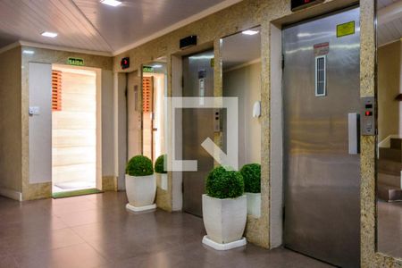 Hall de entrada de apartamento para alugar com 2 quartos, 56m² em Azenha, Porto Alegre