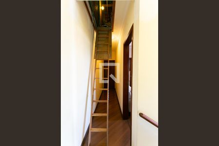 Casa à venda com 218m², 3 quartos e 6 vagasCorredor - Acesso ao Sótão