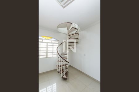 Escada de apartamento para alugar com 3 quartos, 135m² em Alto Caiçaras, Belo Horizonte