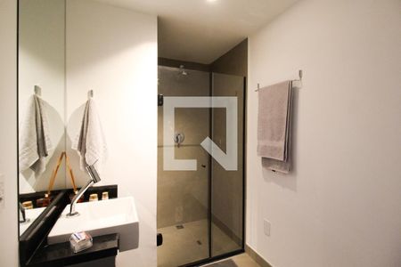 Banheiro de kitnet/studio para alugar com 1 quarto, 24m² em Indianópolis, São Paulo