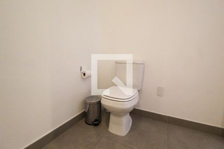 Banheiro de kitnet/studio para alugar com 1 quarto, 24m² em Indianópolis, São Paulo