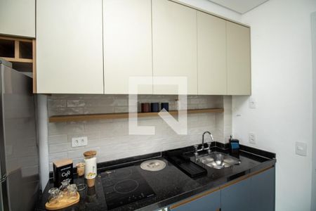 Cozinha, armário superior, cooktop, pia  de kitnet/studio à venda com 1 quarto, 24m² em Moema, São Paulo