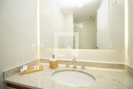 Banheiro, bancada da pia e espelho  de kitnet/studio à venda com 1 quarto, 24m² em Moema, São Paulo