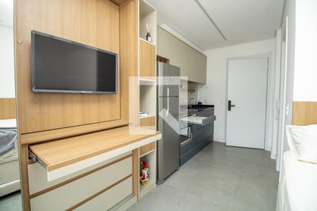 Cozinha, bancada de armários com prateleiras móveis. de kitnet/studio à venda com 1 quarto, 24m² em Moema, São Paulo