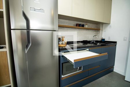 Cozinha, geladeira, bancada de armários com prateleiras móveis  de kitnet/studio à venda com 1 quarto, 24m² em Moema, São Paulo