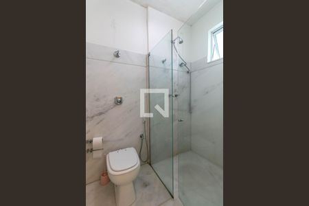 Casa à venda com 638m², 3 quartos e 3 vagasBanheiro da Suíte 2