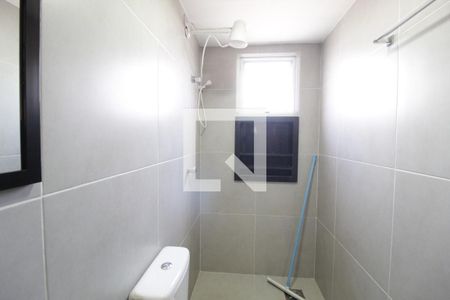 Banheiro de kitnet/studio para alugar com 1 quarto, 35m² em Jardim Patricia, Uberlândia