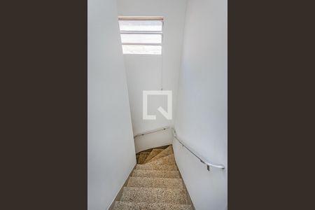 Casa à venda com 170m², 2 quartos e 2 vagasEscada