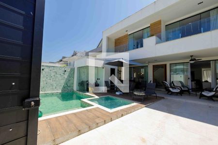 Casa de condomínio à venda com 400m², 4 quartos e 4 vagas Casa de condomínio à venda com 400m², 4 quartos e 4 vagasQuintal