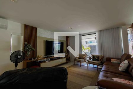 Casa de condomínio à venda com 400m², 4 quartos e 4 vagas Casa de condomínio à venda com 400m², 4 quartos e 4 vagasSala