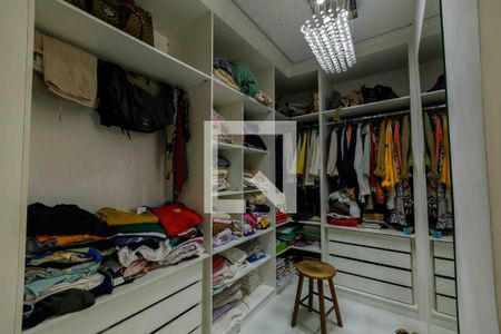 Casa de condomínio à venda com 400m², 4 quartos e 4 vagas Casa de condomínio à venda com 400m², 4 quartos e 4 vagasCloset Suíte 1