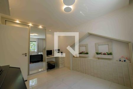 Casa de condomínio à venda com 400m², 4 quartos e 4 vagas Casa de condomínio à venda com 400m², 4 quartos e 4 vagasSuíte 3