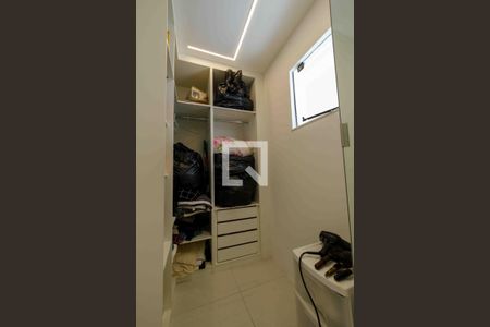 Casa de condomínio à venda com 400m², 4 quartos e 4 vagas Casa de condomínio à venda com 400m², 4 quartos e 4 vagasCloset Suíte 4