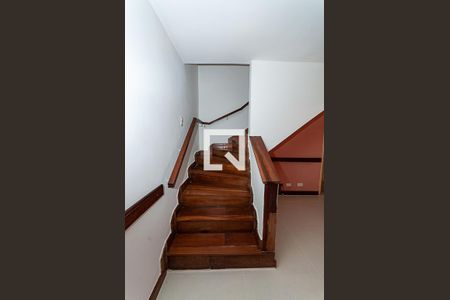 Escada de casa à venda com 3 quartos, 180m² em Alto de Pinheiros, São Paulo