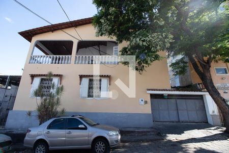 Casa à venda com 220m², 3 quartos e 2 vagasFachada