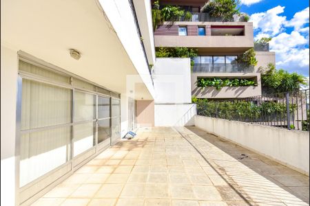 Casa à venda com 309m², 3 quartos e 5 vagas Casa à venda com 309m², 3 quartos e 5 vagasSala Térreo Varanda