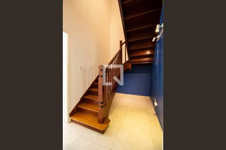 Casa para alugar com 71m², 2 quartos e sem vagaEscada