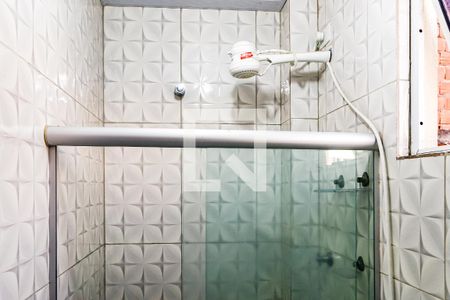 Apartamento para alugar com 45m², 1 quarto e sem vagaBanheiro - detalhe do chuveiro elétrico