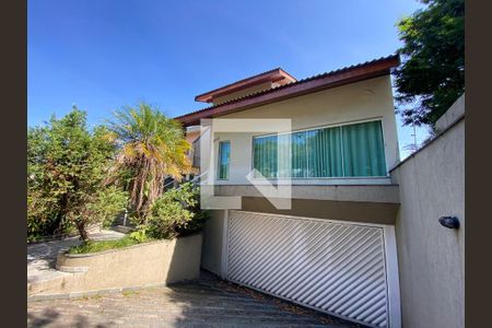 Casa à venda com 400m², 4 quartos e 5 vagas Casa à venda com 400m², 4 quartos e 5 vagasFachada