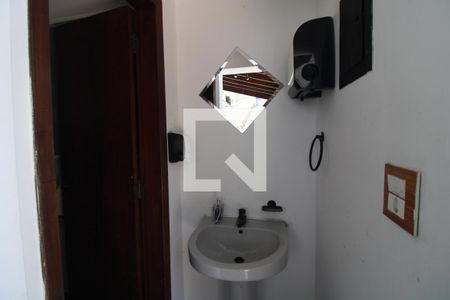 Casa à venda com 360m², 4 quartos e 6 vagasBanheiro da piscina