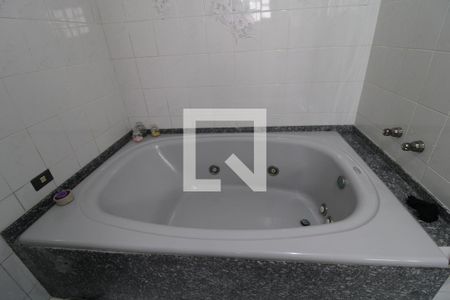 Casa à venda com 360m², 4 quartos e 6 vagasBanheira da suíte 2