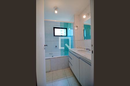 Apartamento à venda com 180m², 4 quartos e 4 vagas Apartamento à venda com 180m², 4 quartos e 4 vagasBanheiro da Suíte 4